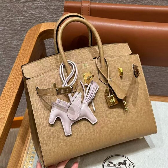 Classic Hermes Bag: A Stylish and Versatile Choice for Elegance - Picture 4 of 6